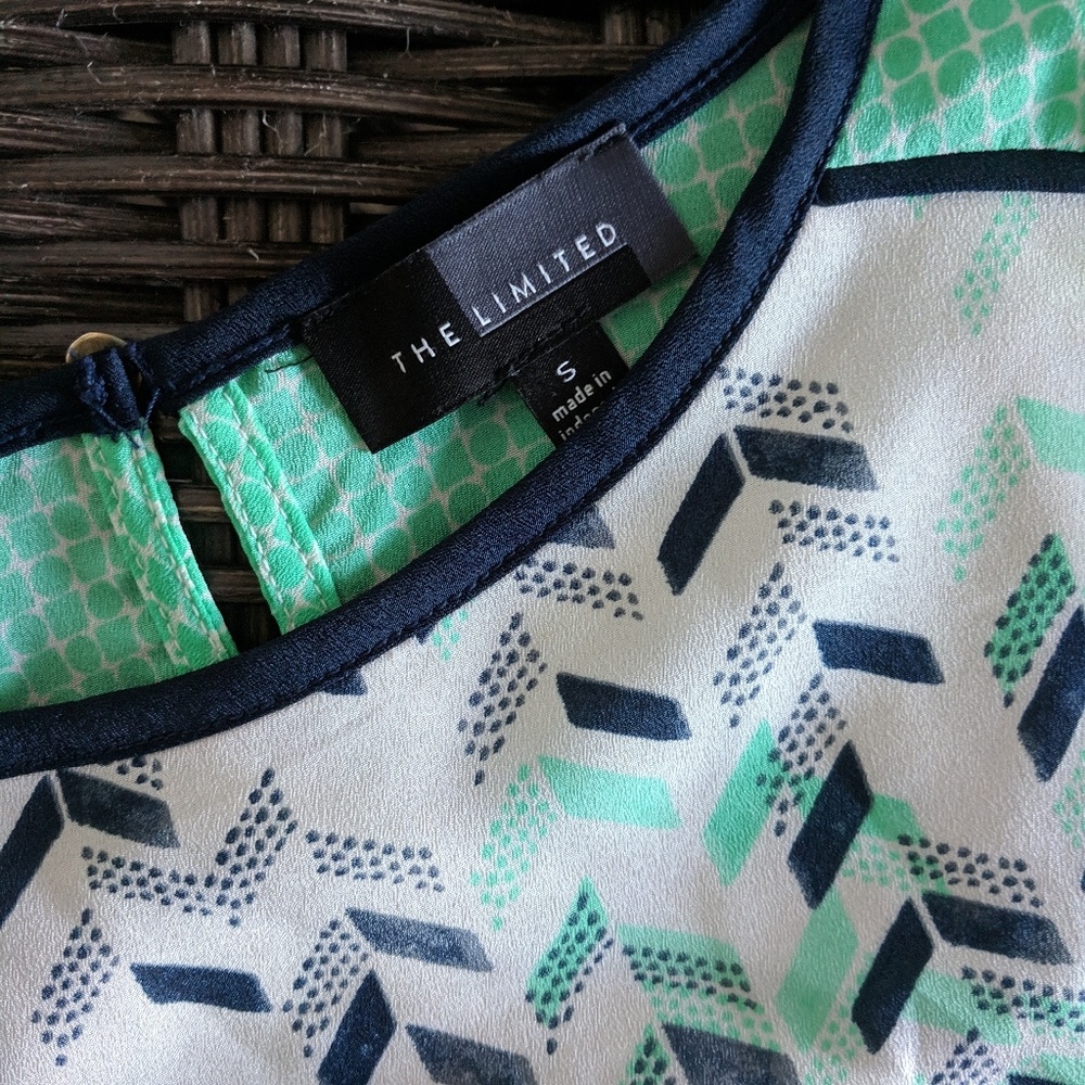 🔥 The Limited Sleeveless Top - Picture 3 of 5